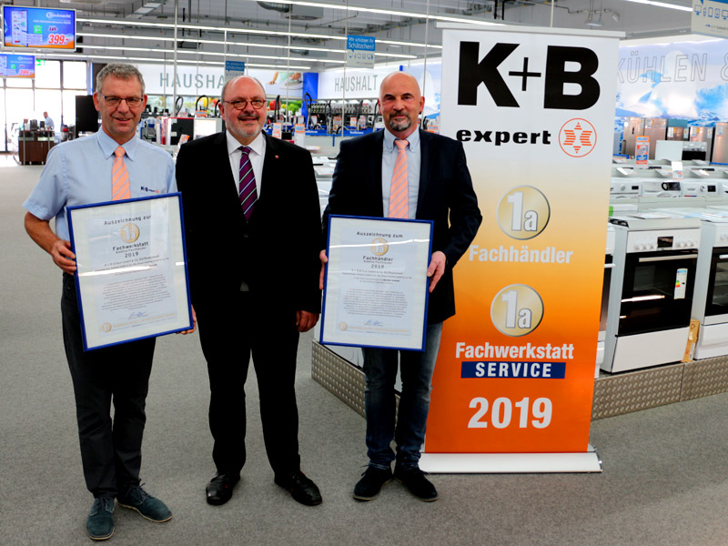 Michael Krell (stellvertretender Marktleiter), Bürgermeister Jörg Reichl und Matthias Reiher (Marktleiter) im 1a-Fachmarkt in der Gartenstraße zur Urkundenübergabe. Foto: Tom Demuth