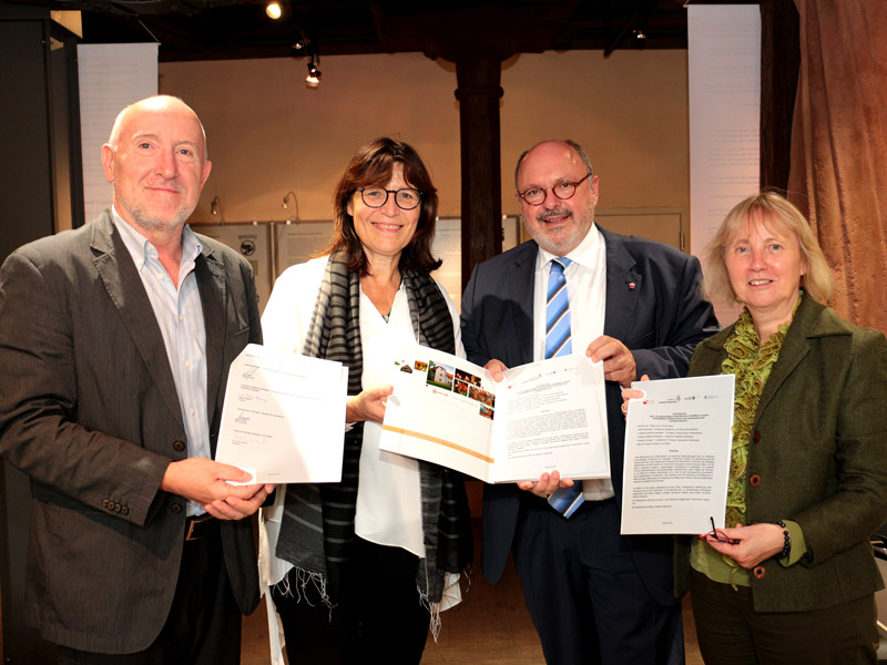 Leiter des Staatsarchivs Rudolstadt Dieter Marek, die Beigeordnete des Landkreises Saalfeld-Rudolstadt Petra Rottschalk, Bürgermeister Jörg Reichl und die Direktorin der Stiftung Thüringer Schlösser und Gärten Dr. Doris Fischer nach der Unterzeichnung. Foto: Tom Demuth