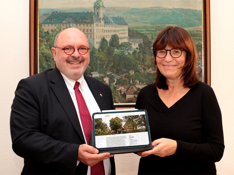 Bürgermeister Jörg Reichl und die Fachdienstleiterin Kultur, Jugend, Tourismus und Sport Petra Rottschalk präsentieren die neue Internetseite der Thüringer Bauernhäuser. Foto: Tom Demuth