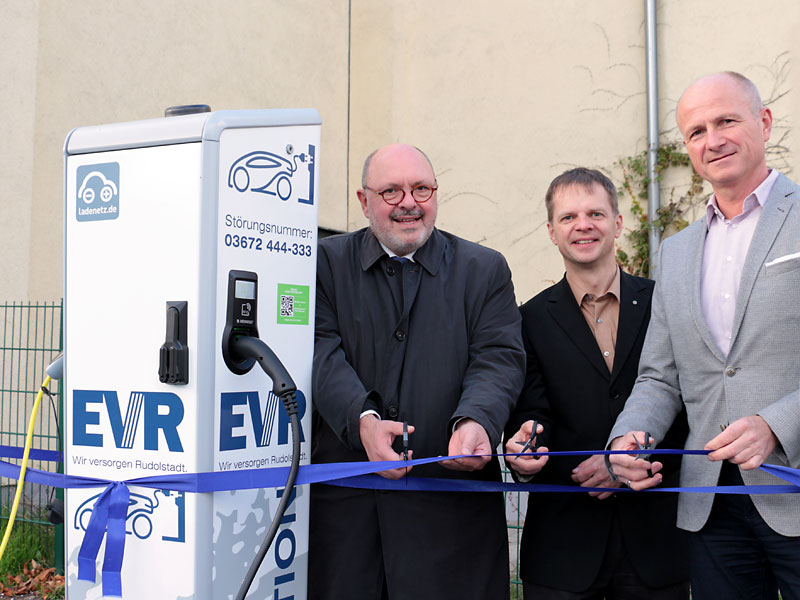 Bürgermeister Jörg Reichl, EVR-Vertriebs-Chef Christian Engel und EnR-Geschäftsführer Alf-Dieter Borsch nehmen die Ladesäule für Elektrofahrzeuge in Betrieb. Foto: Alexander Stemplewitz