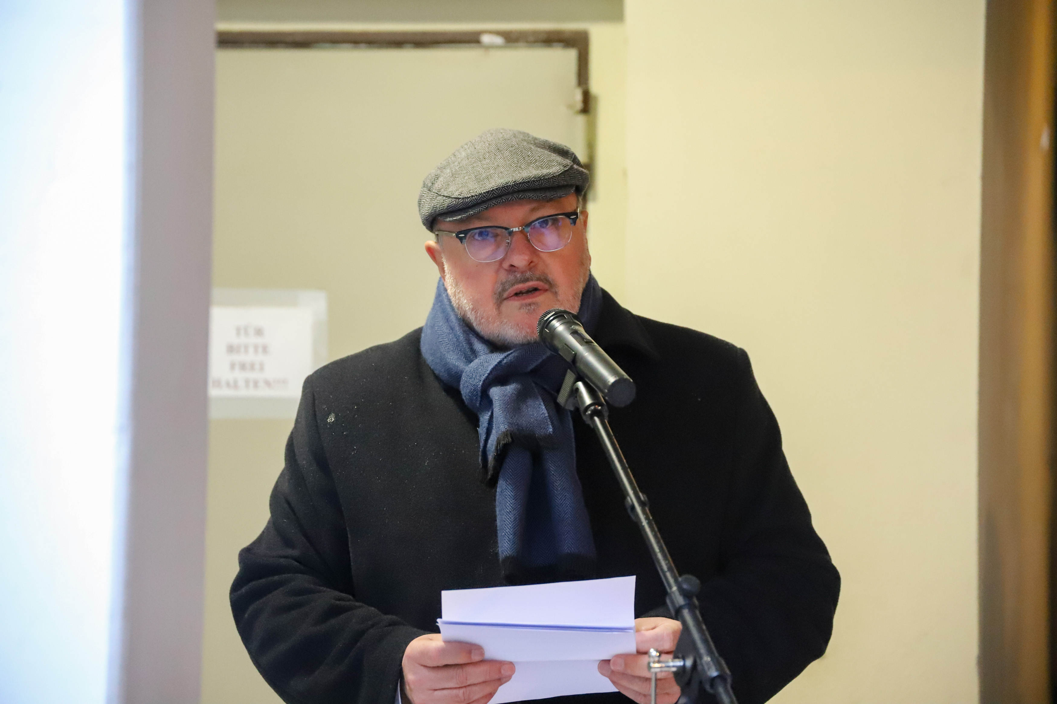 Bürgermeister Jörg Reichl bei der Enthüllung der Stele und einem Grußwort. Foto: Michael Wirkner Foto 3
