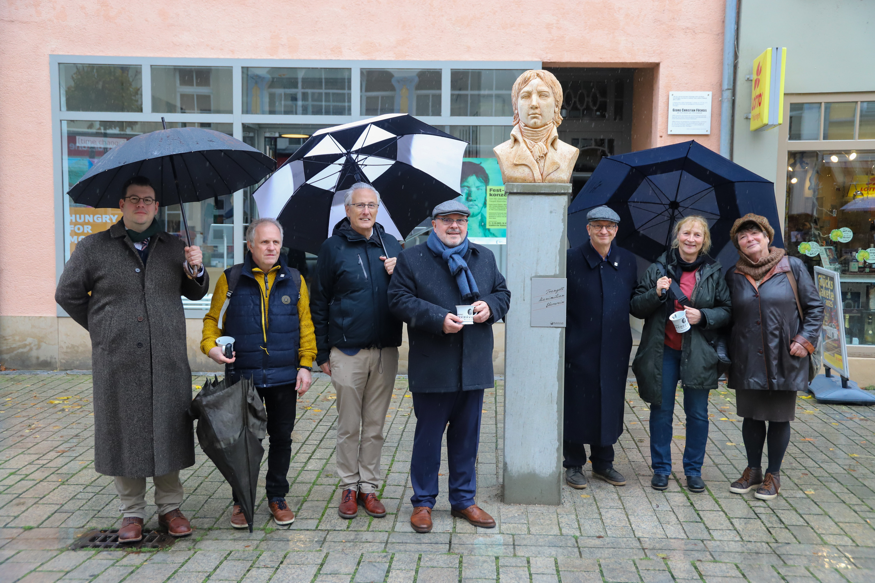 Martin Triebel, Logensekretär der Rudolstädter St. Johannesloge Günther zur Eintracht; Frank Haenel, Unterstützer des Jubiläums; Generalmusikdirektor Oliver Weder von den Thüringer Symphonikern; Bürgermeister Jörg Reichl; Initiator Dr. Peter Larsen; Künstlerin Sylvia Bohlen und Johanna Fischer von der Kunstwerkstatt. Foto: Michael Wirkner Foto 2