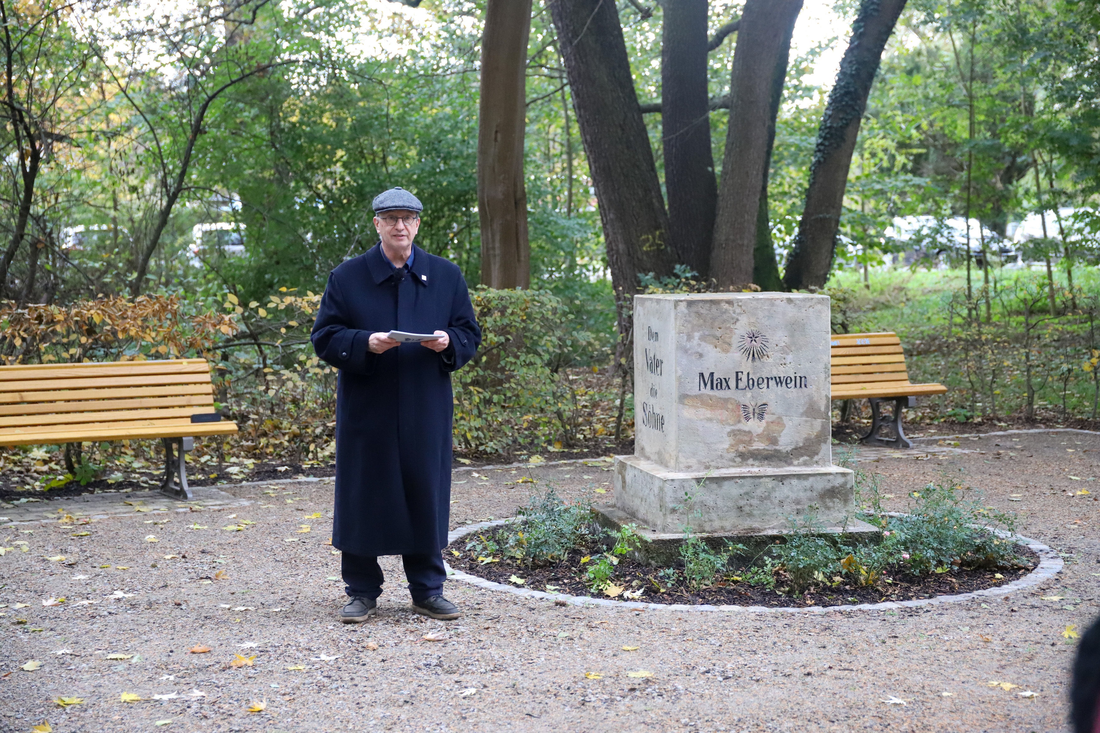 Initiator Dr. Peter Larsen bei der Einweihung des restaurierten Eberwein-Denkmals im Heinepark. Foto: Michael Wirkner Foto 4