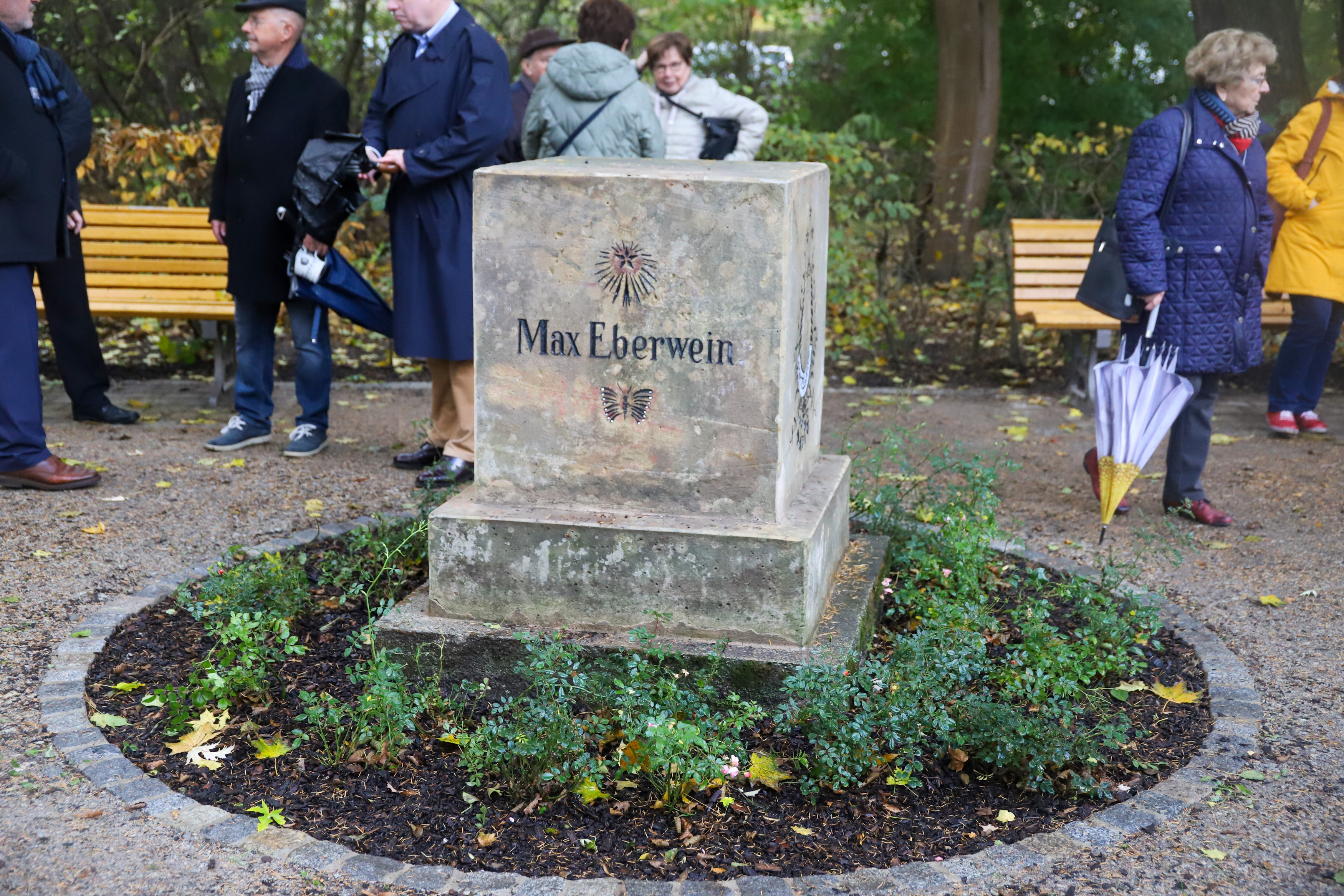 Steinmetz Bernd Martin, wie Eberwein selbst einst Mitglied der Freimaurerloge, gab dem stark verwitterten Gedenkstein seine Würde zurück. Foto: Michael Wirkner Foto 6
