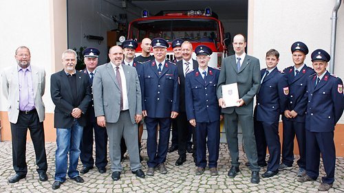 Bild: Vertreter der Kommunal- und Landespolitik mit Kameraden der Freiwilligen Feuerwehr Lichstedt bei der Übergabe des Fördermittelbescheides