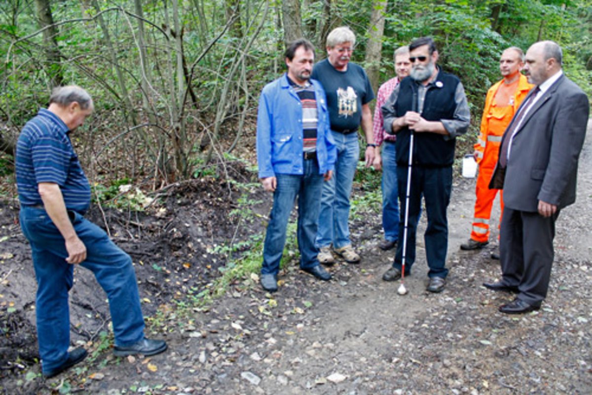 Die an den Arbeiten Beteiligten Reinhard Leo, Freddy Leo, Dietrich Ortloff, Eckhardt Blöttner, Dieter Runkewitz und Bernd Kuge zusammen mit Bürgermeister Jörg Reichl (v.l.n.r) bei einer Begehung im Hermannstal. (Foto: Alexander Stemplewitz)