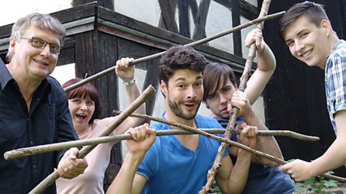 Noch ohne Kostüm und Maske: Die Krimi-Darsteller Frank Grünert, Ursula Jahn, Maximilian Merkel, Michael Wirkner und Dominik Möckel (von links). Foto: Charlotte Ronas