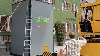 Der neue, tonnenschwere Beamerturm ist nur mit Spezialtechnik zu transportieren und aufzubauen. Foto: Alexander Stemplewitz 