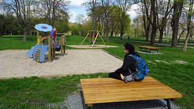 Rund um die Spielplätze im Heine-Park laden neue Sitzgelegenheiten zum Verweilen ein. Foto: F.M. Wagner