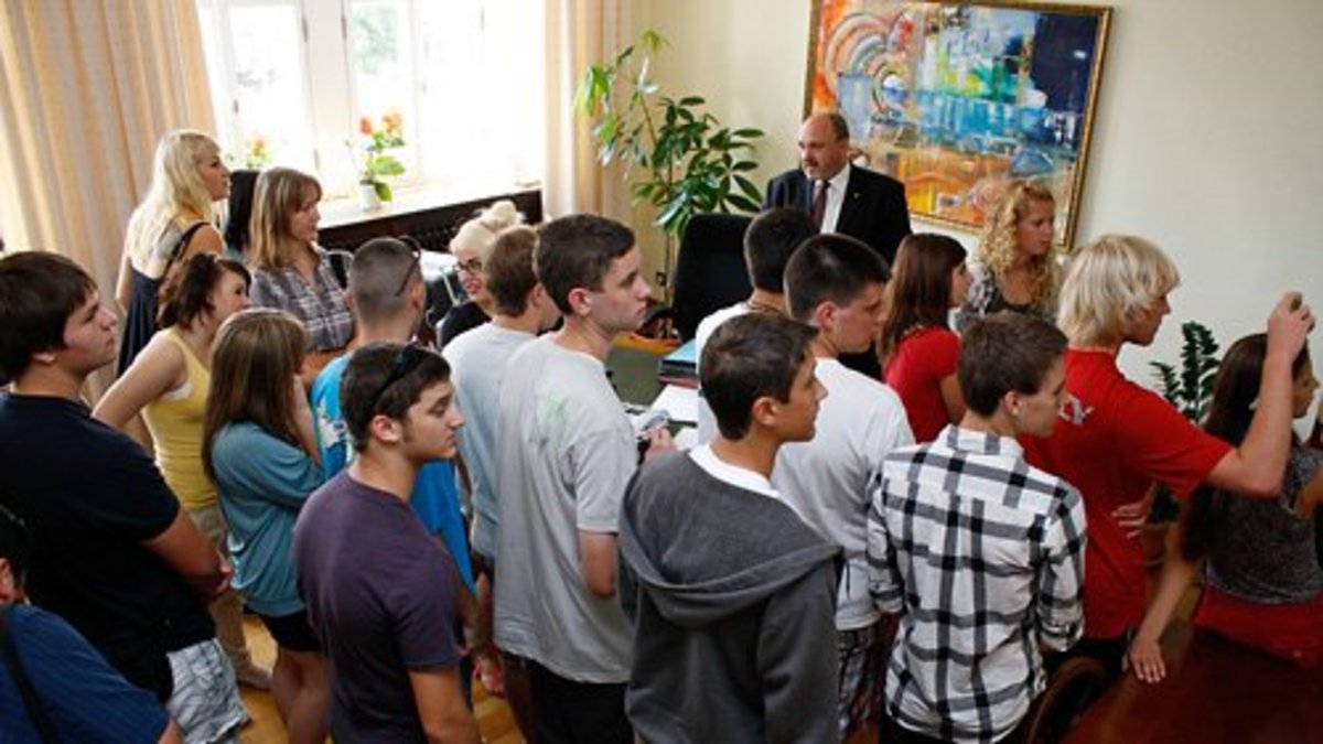 Bild: Schüler der Lake Brandley High School zusammen mit Rudolstädter Gymnasiasten zu Besuch im Rathaus 