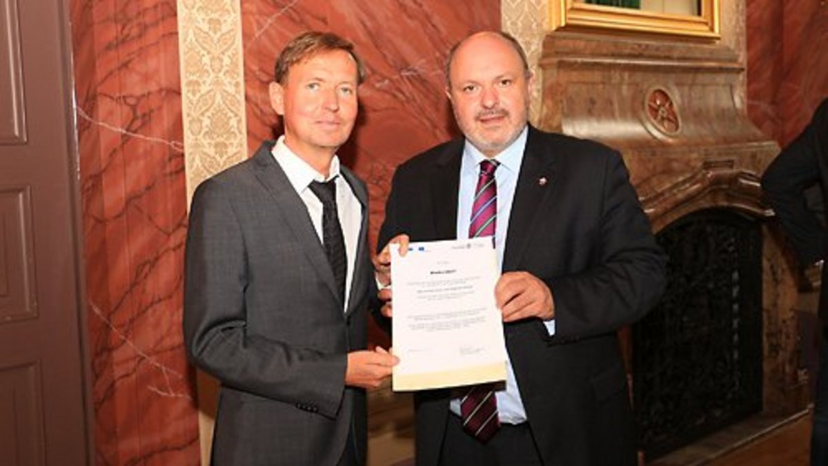 Bürgermeister Jörg Reichl (rechts) und RUWO-Geschäftsführer Jens Adloff während der Preisverleihung in Erfurt. Foto: Alexander Stemplewitz