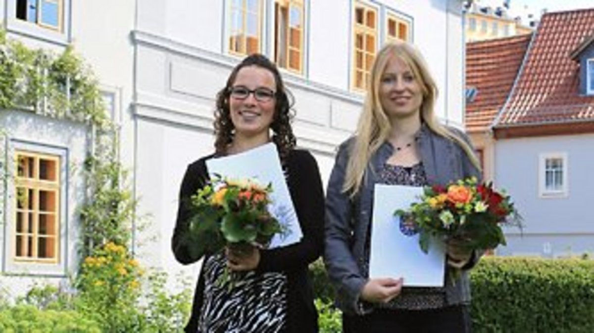 Die Ausbildung erfolgreich abgeschlossen: Theres Krause (links) und Isabell Schuricht. Foto: Alexander Stemplewitz