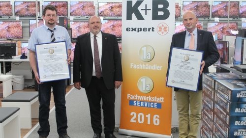 Serviceleiter Stefan Hädrich (links) und K+B expert-Filialleiter Matthias Reiher (rechts neben Bürgermeister Jörg Reichl) mit den Auszeichnungsurkunden