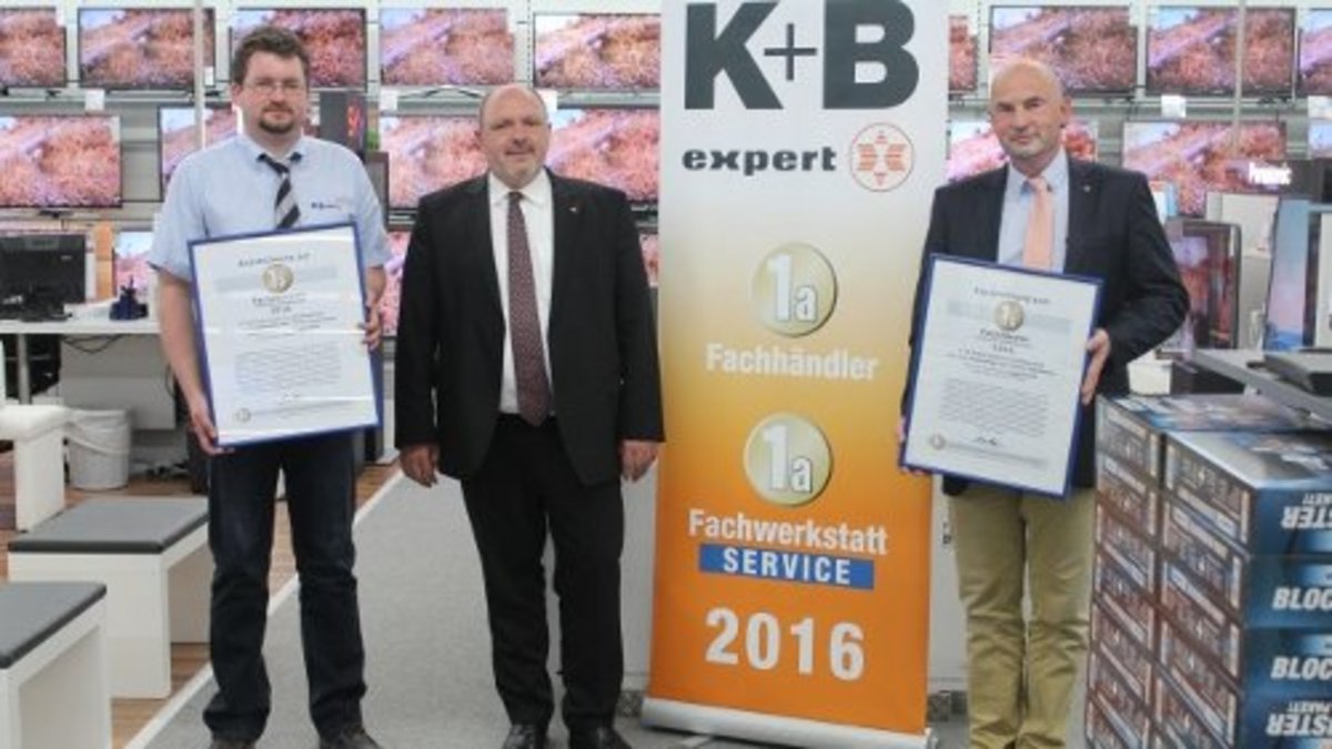 Serviceleiter Stefan Hädrich (links) und K+B expert-Filialleiter Matthias Reiher (rechts neben Bürgermeister Jörg Reichl) mit den Auszeichnungsurkunden