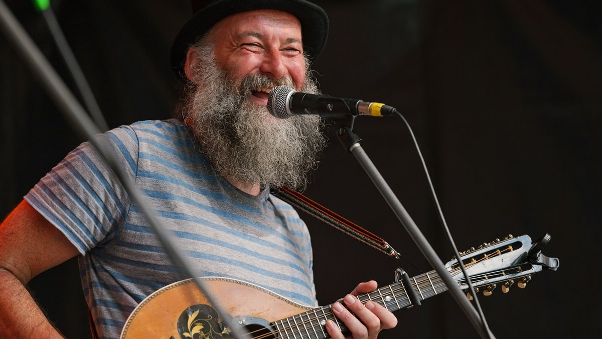 Tim ,,Doc Fritz" Liebert spielt ,,ÜberLandFahrt" im Schillerhaus. Foto: Henryk Schmidt