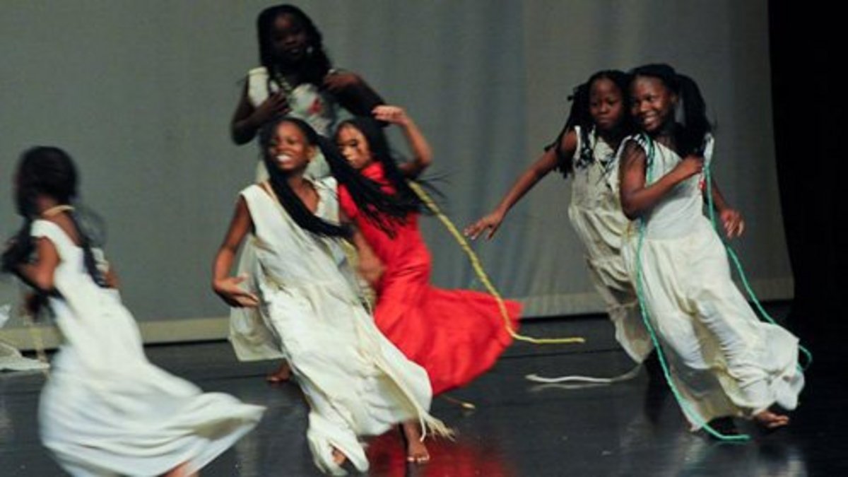 Foto: Die jungen Mädchen des auf internationalen Theaterfestivals gefeierten afrikanischen Theater Ateliers "La Providence" aus Burkina Faso gastieren am Freitag, dem 15. Juni, um 19:00 Uhr im Theater Rudolstadt. Sie verführen in dem bewegenden Sück "La Corde Contaminante" mit Tanz, Spiel und Gesang. Die preisgekrönte Inszeníerung beeindruckt mit der Kraft, den Emotionen und den Enthusiasmus der Darstellerinnen.