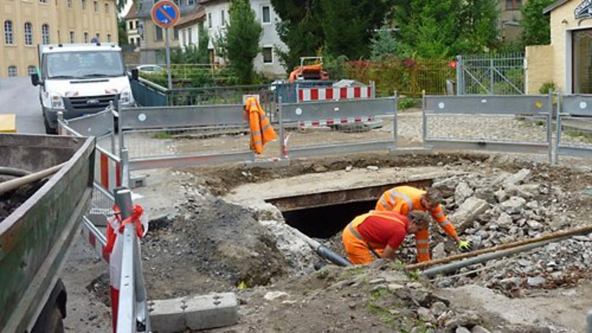 Mitarbeiter des Bauhofs müssen per "Handschachtung" auf die anderen Versorgungsleitungen im Bereich des Mühlgrabens Rücksicht nehmen. Foto: F. M. Wagner