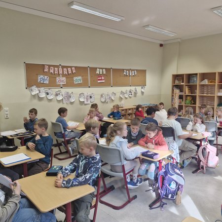 Zweitklässler/innen führen ihre geplante Befragung mit den Schulanfängern durch