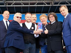 (von links nach rechts) Der Thüringer Wirtschaftsminister Wolfgang Tiefensee, der Präsident der HWK für Ostthüringen Klaus Nützel, der Oberbürgermeister von Suhl Dr. Jens Triebel, Manfred Scharfenberger, Präsident der HWK Südthüringen, der Kreishandwerksmeister Saalfeld-Rudolstadt Georg Jahn, Pressesprecher Frank M. Wagner und Stephan Lobenstein, Präsident des Thüringer Handwerkstags und der HWK Erfurt bei der Übergabe des Staffelpokals. Foto: Tom Demuth