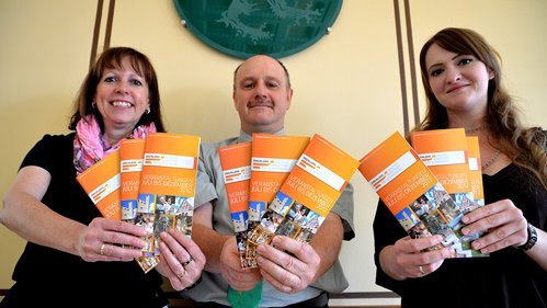 Foto: Sabine Christophersen (Sachgebiet Tourismus / Stadtverwaltung Rudolstadt), Matthias Gropp (Geschäftsführer / Stadthalle Bad Blankenburg) und Franziska Schreyer (Marketing / Saalfelder Feengrotten) präsentieren den neuen "Dreiklang"-Veranstaltungskalender