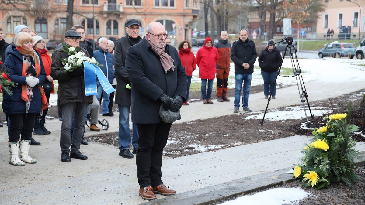 Bürgermeister Jörg Reichl gedenkt mit Bürgern und Vertretern aus Politik, Gesellschaft und Kirche am Holocaust-Gedenktag der Opfer des Nationalsozialismus. Foto: Michael Wirkner