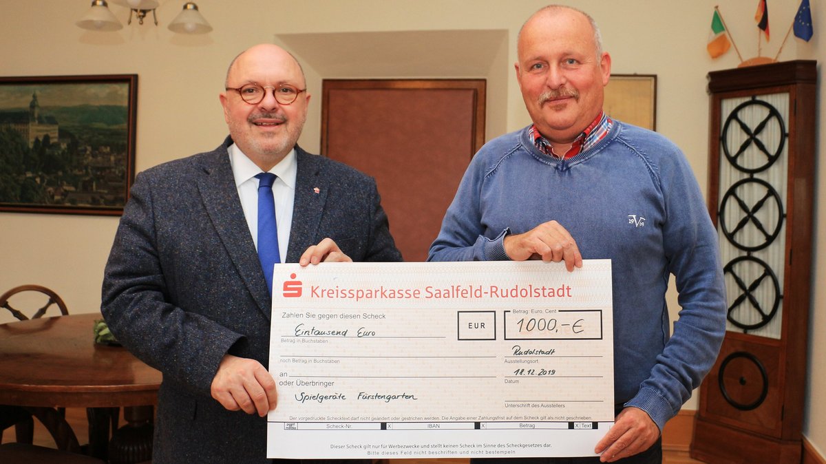 Markus Jung  (r.) übergibt den symbolischen Scheck über 1.000 Euro an Bürgermeister Jörg Reichl. Foto: Tom Demuth