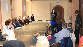 Rudolstadts Bürgermeister Jörg Reichl begrüßt die Anwesenden des Familienclans Ketelhodt. Foto: Alexander Stemplewitz