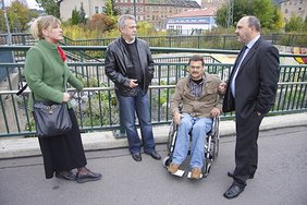 Vertreter der Stadt und der regionalen Politik im Gespräch mit dem Petenten vor Ort. v.l.n.r. Juliane Hartmann-Schmidt (BfR), Landtagsabgeordneter Gerhard Günther (CDU), Hendrik Grützner (Vorsitzender Körperbehinderte Saaletal e.V.), Bürgermeister Jörg Reichl (BfR)