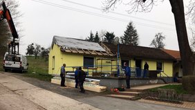 Das Dach des Umkleide- und Sanitärgebäudes am Sportplatz in Teichel wurde durch Eigenleistungen der Vereinsmitglieder neu gedeckt. Foto: SG Traktor Teichel e. V.