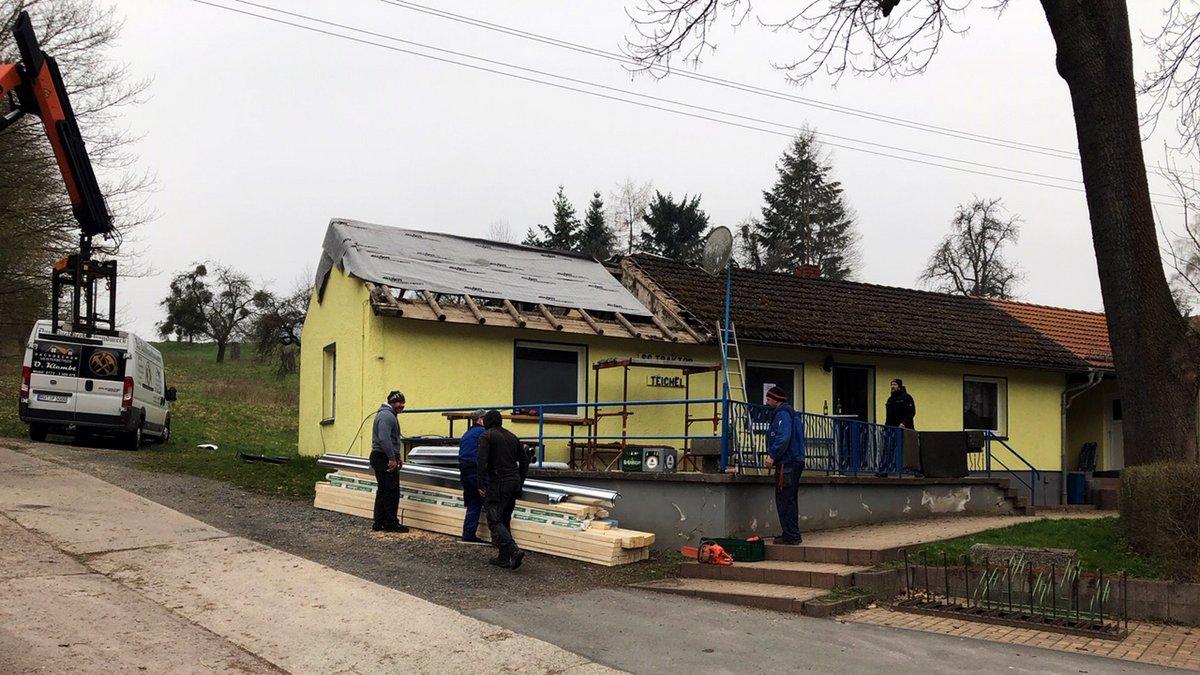 Das Dach des Umkleide- und Sanitärgebäudes am Sportplatz in Teichel wurde durch Eigenleistungen der Vereinsmitglieder neu gedeckt. Foto: SG Traktor Teichel e. V.