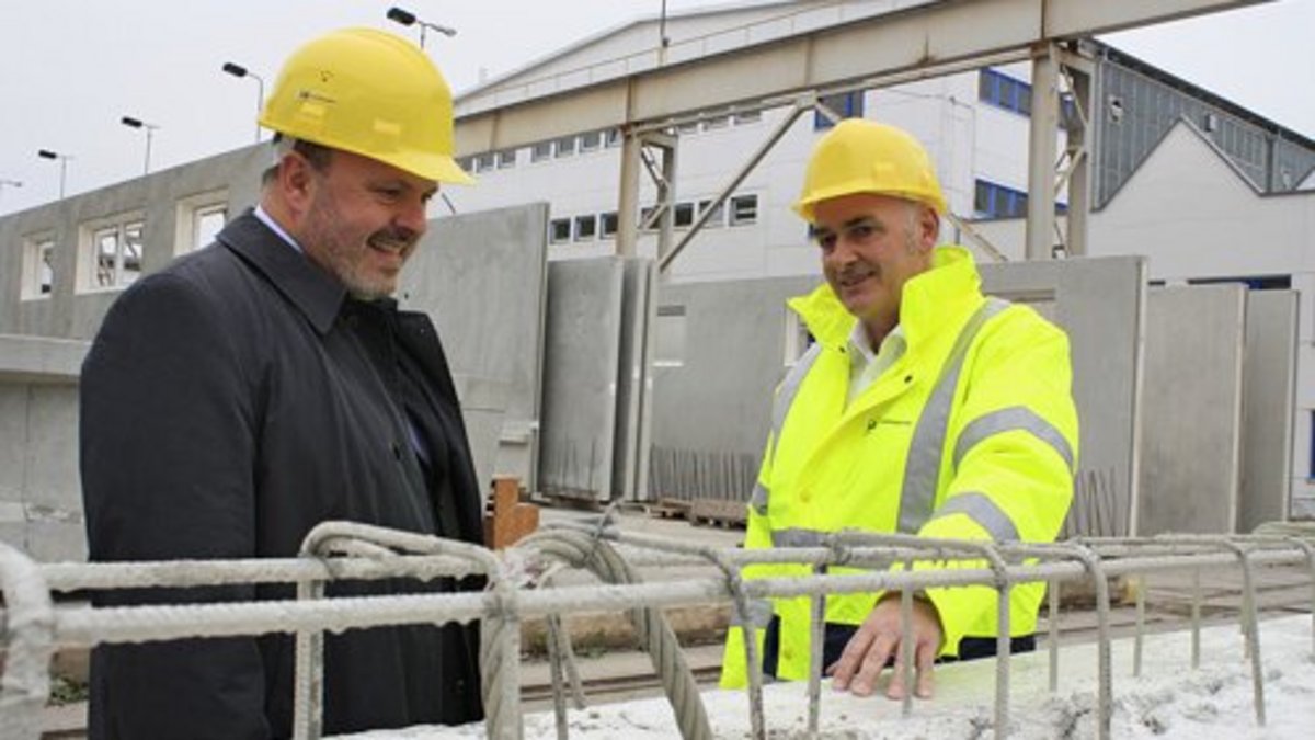 Foto: Bürgermeister Jörg Reichl und Helmut Brassel, Leiter Fertigteilwerk Universalbeton Heringen - Niederlassung Rudolstadt, während des Rundgangs auf dem Firmengelände