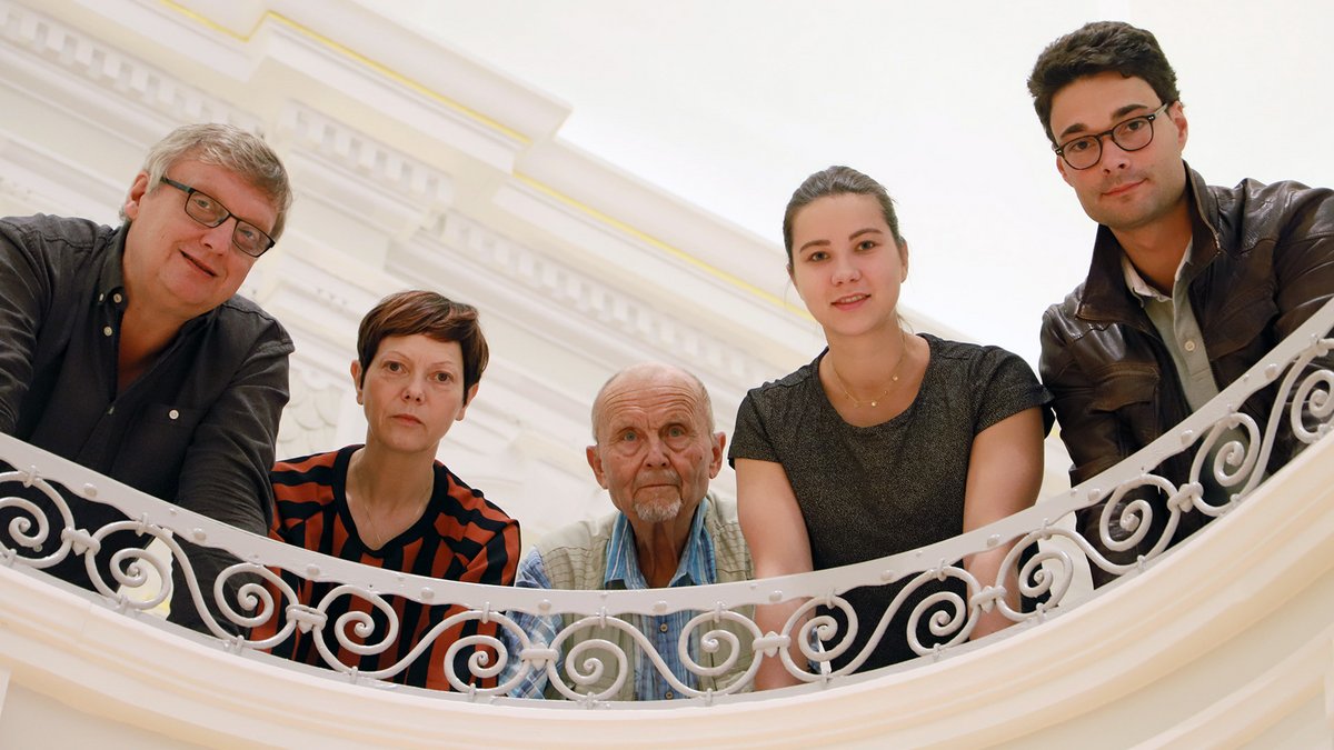 Die Darsteller Frank Grünert, Gabriele Olitzsch, Amelie Alsleben und Maximilian Merkel mit dem Pianisten Toni Steidl (Bildmitte). Foto: Michael Wirkner