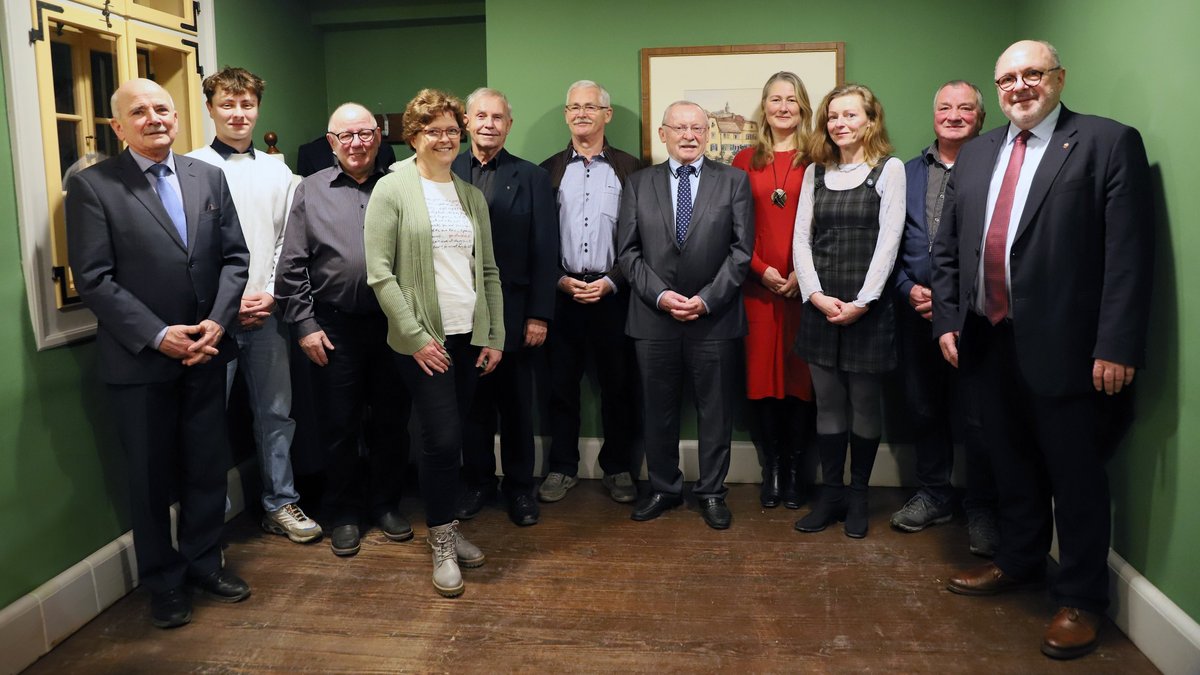 Der Stadtratsvorsitzende Herbert Wirkner, Bürgermeister Jörg Reichl und die Geehrten: Carlo Müller, Egon Schramm, Simone Sickora, Hans-Günther Otto, Thomas Müller,, Ernst Przybilla, Constanze Reußmann, Iris Nestler, Bernd Krauß. Nicht auf dem Bild: Johanna Fischer. Foto: Michael Wirkner