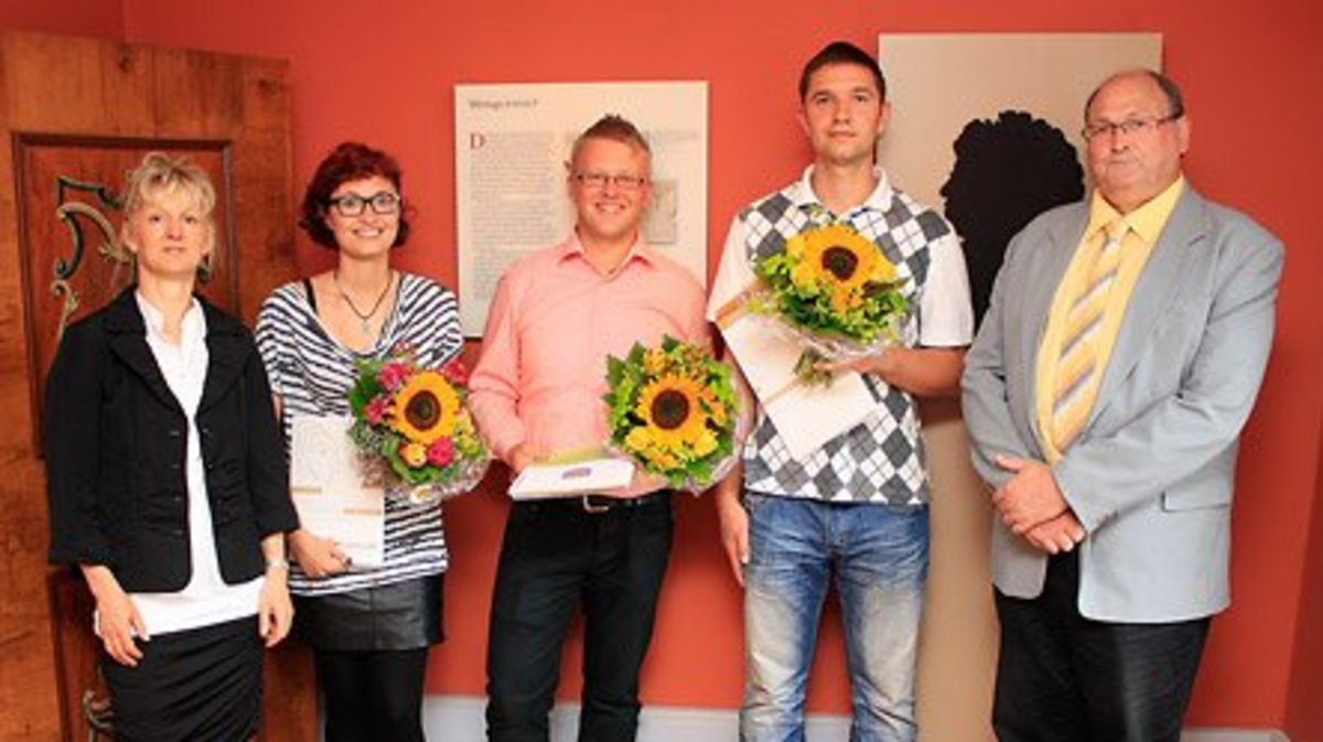 Bei der Zeugnisübergabe (v. l. n. r.) Fachdienstleiterin Katrin Ludwig, Elisabeth Otto, Robert Grübner, Oliver Scheidig und der 1. Beigeordnete Georg Eger. Foto: Alexander Stemplewit