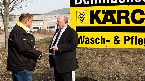 Foto: Unternehmer Torsten Brückner und Rudolstadts Bürgermeister Jörg Reichl auf dem geplanten Areal des Gewerbegebiets "Blankenburger Straße"