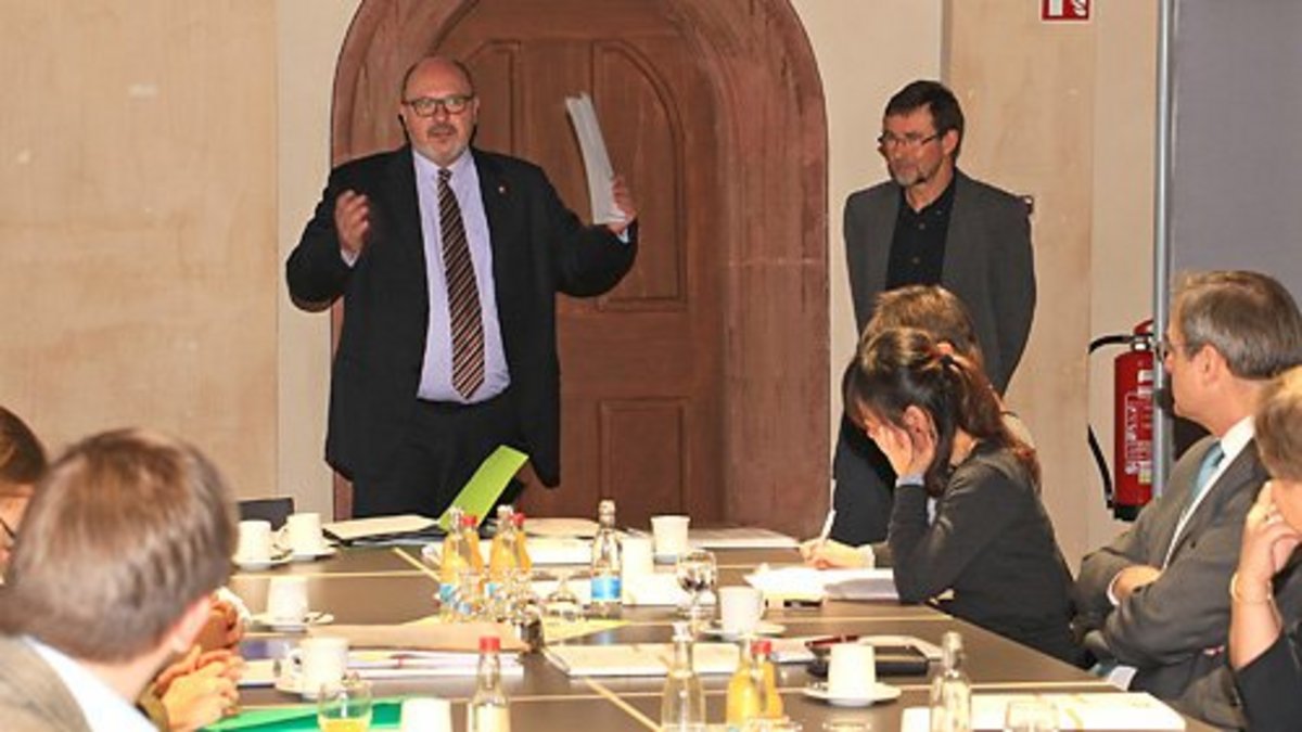 Rudolstadts Bürgermeister Jörg Reichl (links) begrüßt zusammen mit dem Leiter der Historischen Bibliothek der Stadt Rudolstadt Michael Schütterle (rechts) die anwesenden Gäste der Wissenschaftlichen Bibliotheken Thüringens. Foto: Alexander Stemplewitz