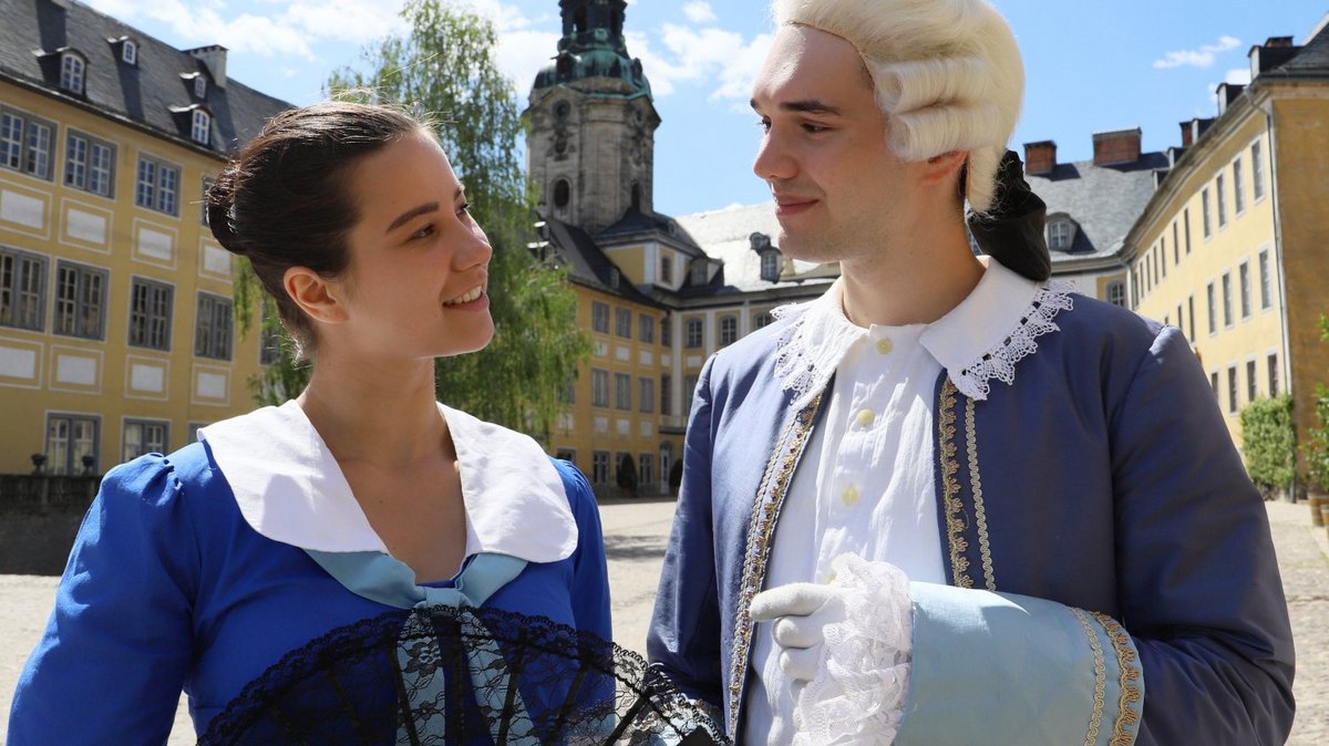 Amelie Alsleben als Kammerzofe und Victor Gluschkov als Hofpage. Foto: Michael Wirkner