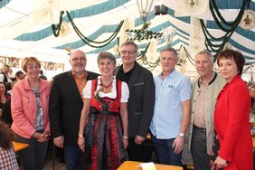 Bayreuths Oberbürgermeisterin Brigitte Merk-Erbe (Dritte von links) im Festzelt mit der Delegation aus der Partnerstadt Rudolstadt. Foto: Marin Modes