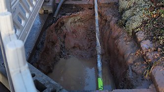 Spülbohrung mit einer der fünf Spülbohrmaschinen, Baumaßnahme in Unterpreilipp. Foto: EVR