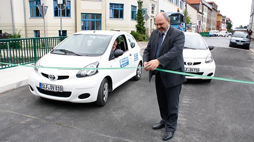 Bild: Rudolstadts Bürgermeister Jörg Reichl gibt die Brücke für den Verkehr frei 