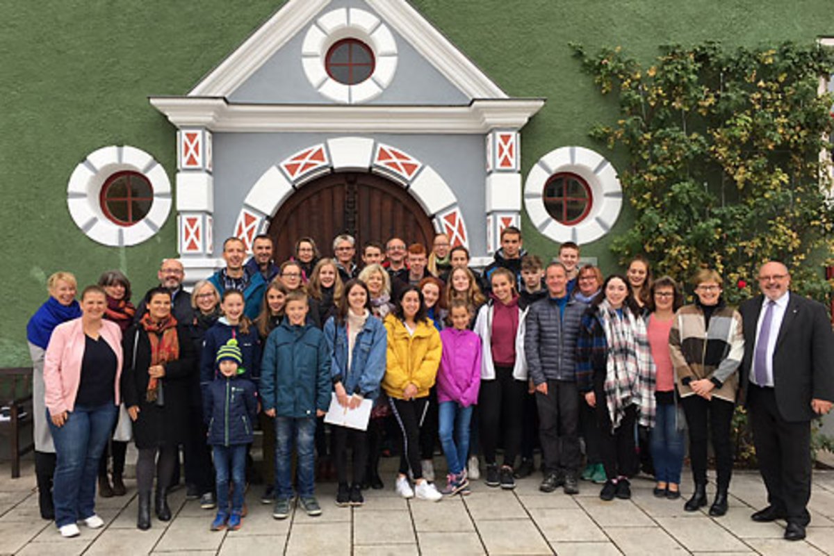 Die Gäste aus Letterkenny und ihre Rudolstädter Gastgeber bei der Verabschiedung vorm Rathaus. Foto: Mirko Schreiber