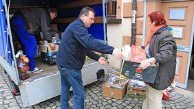 Die Mitarbeiter des Handwerkerhofes beim Verladen der Weihnachtsdekoration. Foto: Alexander Stemplewitz