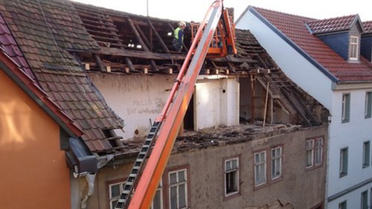 Die Abbruchmaßnahme hat bereits mit dem Rückbau des Daches begonnen. Foto: F.M.Wagner 