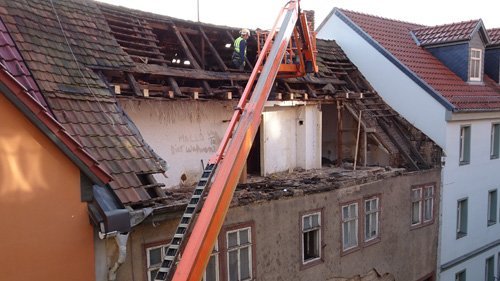 Die Abbruchmaßnahme hat bereits mit dem Rückbau des Daches begonnen. Foto: F.M.Wagner 
