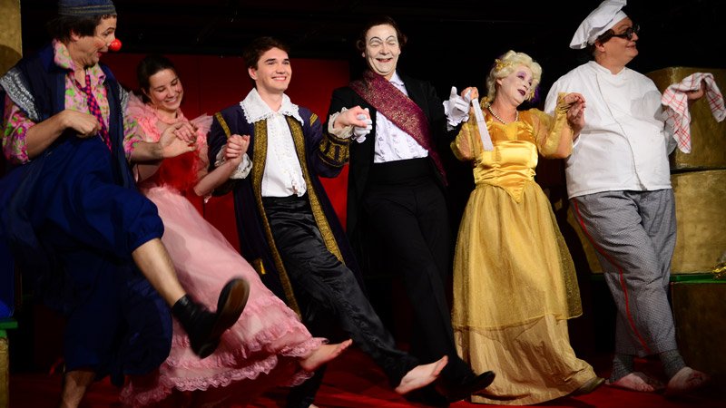 Das Märchenteam vom theater-spiel-laden genießt am Ende der Jubiläumsvorstellung „Die Prinzessin auf der Erbse“ den Applaus des Publikums. Foto: Tom Demuth
