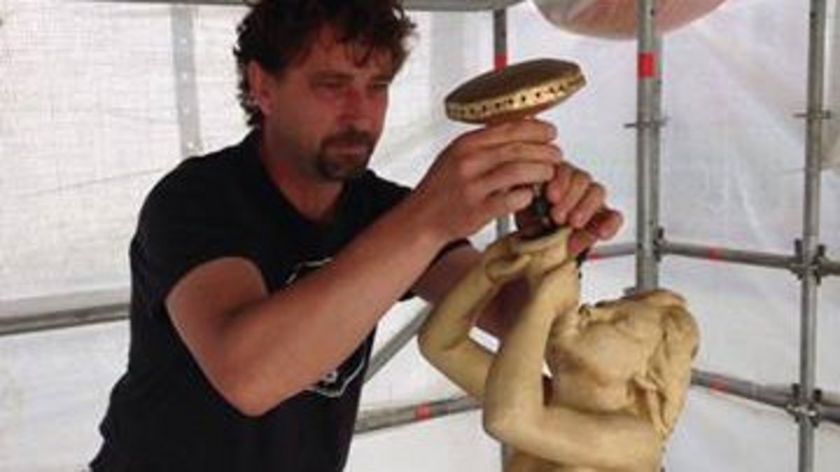 Torsten Franke beim Anbringen des Wasserauslaufs auf der Brunnenfigur. Foto: privat
