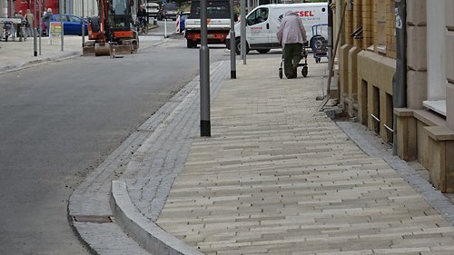 Die nördliche Gehwegseite mit dem entsprechenden Gefälle zur Marktstraße. Foto: F. M. Wagner