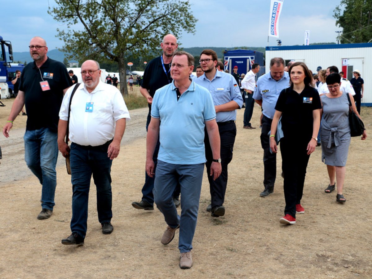 Zur Eröffnung besuchten Schirmherr und Thüringens Ministerpräsident Bodo Ramelow (Bildmitte) sowie Rudolstadts Bürgermeister Jörg Reichl (vorn links) das Camp. Foto: Tom Demuth
