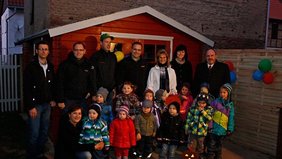 Bild: Die Elternvertretung mit dem Team und Kindern des Kindergartens Keilhau zusammen mit Rudolstadts Bürgermeister Jörg Reichl (rechts) vor dem neuen Gerätehäuschen.