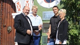 Foto: Bürgermeister Jörg Reichl, die Auszubildenden Manuel Klages und Oliver Scheidig, sowie Personalchefin Katrin Ludwig